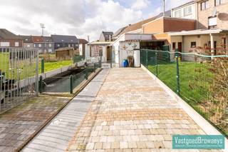 BEZOEKDAG OP ZATERDAG 28 MAART 2026 Op zoek naar een betaalbare en gezellige woning met potentieel? De woning beschikt over een praktische indeling...