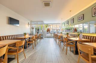 Handelsgelijkvloers met inpandige garage gelegen aan de Heuvelstraat 80 in het centrum van Boechout met een oppervlakte van ca. 182 m². Het pand wordt momenteel uitgebaat door de eigenaars als een gekend tearoom/brasserie ’t Notarjaet en beschikt over een hedendaagse inrichting, die optioneel kan worden overgenomen.<br /><br />De indeling omvat een open en polyvalente handelsruimte met airconditioning, een volledig uitgeruste keuken, sanitaire voorzieningen met onder meer een toilet voor mindervaliden, technische berging, apart bureel en een koer die voor aangename natuurlijke lichtinval zorgt. Verder beschikt het pand over een kelder van circa 6 m² en een zeer ruime garage met plaats voor twee wagens of extra opslag.<br />De elektrische installatie is conform, recente condenserende gasketel en het geheel verkeert in zeer goed onderhouden en functionele staat. <br />Deze eigendom maakt deel uit van een kleinschalig gebouw met maar twee eigenaars en lage vaste kosten.<br /><br />De overname van de inrichting en uitrusting bedraagt €45.000. Op verzoek kan een gedetailleerde inventarislijst worden bezorgd. De overname is niet verplicht.<br /><br />Dit pand biedt een bijzonder aantrekkelijke opportuniteit voor ondernemers die een horecazaak wensen op te starten op een centrale locatie in Boechout, maar evenzeer voor investeerders of zelfstandigen die op zoek zijn naar een polyvalente en instapklare handelsruimte met bewezen potentieel. Vrij van huurcontract en onmiddellijk beschikbaar. Desgewenst kan ook de bestaande zaak worden overgenomen in samenspraak met de eigenaars.<br /><br />Bekijk alvast de videotour, het gunstig EPC-label B, de blanco asbestinventaris, elektrische keuring en het grondplan via de Wellimmo-site (documenten).<br /><br />Bij interesse bel 03 225 00 68 of mail naar laura@wellimmo.net