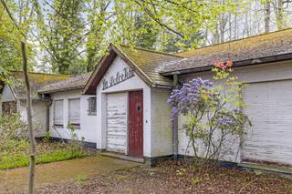 Badend in het groen van een impressionante bomenrij bevindt zich dit gunstig georiënteerd perceel bouwgrond van 1.100m² langs De Linde...