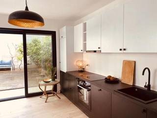 Opbrengsteigendom (3 units) met tuin en terras<br /><br />Ontdek jouw opbrengsteigendom in de Duinstraat 38! Alles wat je nodig hebt ligt binnen handbereik: van openbaar vervoer tot winkels voor de dagelijkse boodschappen. Tevens gelegen in een enkelrichtingstraat. Mobiscore: 9,6/10! Gelegen in het hartje van 2060 Antwerpen met een top Mobi-score van 9,6/10! Deze opbrengsteigendom met 3 appartementen werd de afgelopen jaren gerenoveerd. Het gelijkvloers bestaat uit een 2 slaapkamer unit van +- 61m² met koer en tuin van +- 52m². De 1ste verdieping beschikt over een 2 slaapkamer unit van +-56m² met terras van +-11m². De 2de verdieping herbergt een 2 slaapkamer unit. 3 kelderbergingen zijn tevens ter beschikking. Het gelijkvloers en de 2de verdieping zijn verhuurd. Verwachte huuropbrengst voor het geheel: +-3.000 euro per maand. Ideaal voor investeerders en basisakte ter beschikking!<br /><br />Bijzonderheden<br />- Kleinschalig gebouw<br />- Conforme elektriciteit<br /><br />Verplichte vermeldingen<br />EPC gelijkvloers: 382 kWh/m²<br />EPC V1: 244 kWh/m²<br />EPC V2: 258 kWh/m²<br />P-score: A<br />G-score: A<br />Stedenbouwkundige inlichtingen: in aanvraag