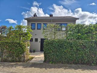 Droom je om te wonen in een rustige & doodlopende straat te Meise? <br /><br />TE KOOP! Prachtige en gezellige Gezinswoning. OPEN, alleenstaande woning, in landelijke omgeving , in de nabijheid van scholen, winkels. Je ziet meteen waarom zoveel gezinnen hier graag wonen, een rustige, groene buurt, een doodlopende straat zonder doorgaand verkeer en een buurtpleintje met schommel.<br /><br />Ontdek deze charmante open bebouwing met 3 slaapkamers, gelegen op een perceel van 641m². In een doodlopende straat.<br />De woning, met een hedendaagse uitstraling en vier gevels, biedt een rustige woonomgeving.<br /><br />De leefruimtes baden in natuurlijk licht dankzij de grote raampartijen en glazen schuifdeuren die toegang bieden tot de tuin. De open keuken, volledig uitgerust, vormt het hart van het huis en is de ideale plek voor gezellige diners. Op de bovenverdieping bevinden zich de drie slaapkamers, die elk ruimte bieden voor een comfortabel verblijf. De badkamer is functioneel ingericht. Vloer is lederlook, van Quickstep. Volledige renovatie in 2010.<br /><br />Privacy ten TOP! De gezellige tuin, met zijn diverse terrassen in prachtige beige natuursteen en groen, nodigt uit tot ontspanning en buitenleven. Een perfecte plek voor zomerse avonden of om te genieten van de zon. <br /><br />Extra troeven: <br />Volledig gerenoveerd in 2010<br />Badkamer met Betoncire afgewerkt<br />Zuid-orientatie. <br />Voorgevel, geschilderd in 2025<br />Vliegenramen in de kamers en keuken<br />Doodlopende straat - heel rustige straat<br />Automatisch zonnescreen<br />Landelijke ligging<br />3 Parkingplaatsen<br />Heel leuke familiale buurt: met jaarlijkse buurtfeesten & garageverkoop<br />Enkele meters van Birrebeek natuurgebied en velden<br />Toegang tot de Plantentuin gratis voor bewoners van Meise<br />Opstapplaats openbare vervoer op nog geen 10 meter en dichte nabijheid van de RO en A12. <br /><br />Kom deze woning zelf ontdekken voor het te laat is, en laat u verrassen door de mogelijkheden!<br />Een plek waar kinderen zorgeloos kunnen opgroeien en waar je als ouder elke dag kan genieten van rust en ruimte.