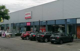 Commercieel gebouw te huur, gelegen op het beste stuk van het gerenoveerde Retail Park « Roosevelt Center » naast Delhaize (binnenkort opening)...