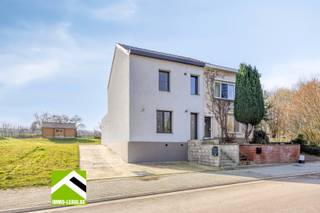 Deze woning is prachtig gelegen met zicht op natuurgebied en achterliggende akkers. Ideaal voor wie van rust en natuur houdt en slechts op enkele minuutjes van het stadscentrum wil wonen.<br /><br />De woning werd grondig vernieuwd met deels nieuwbouw, smaakvol ingericht en is instapklaar.<br /><br />INDELING: <br />x inkomhal met vestiaire en trap; <br />x gezellige woonkamer met groot raam vooraan en prachtig zicht op het landschap; <br />x ruime, goed ingerichte keuken met eiland, en een groot schuifraam naar het terras; <br />x berging/wasplaats met cv-installatie; <br />x gelijkvloerse badkamer met ligbad, lavabomeubel en toilet.<br /><br />Op de verdieping: <br />x 2 mooie slaapkamers; <br />x badkamer met douche, lavabomeubel en toilet; <br />x vaste trap naar de zolderverdieping; <br />x volledig afgewerkte zolderruimte, ideaal als extra slaapkamer of polyvalente ruimte.<br /><br />x Kelder met bergruimte en waterverzachter.<br /><br />x De woning werd goed geïsoleerd, voorzien van pvc-ramen met 3-dubbele beglazing en een condensatieketel, wat zorgt voor een uitstekende EPC-score B!<br /><br />x Achter de woning een ruim zonneterras, groot perceel tuin en tuinberging; ideaal zuidwest gericht.<br /><br />INTERESSE? Maak dan telefonisch een afspraak voor bezichtiging op het nummer 012 23 00 23 of mail uw vragen aan roland@immo-leroi.be.