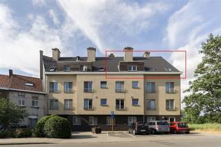 <h3><span>Luxueus dakappartement met 2 slaapkamers, terras en garagebox (+ € 29.000)</span></h3><h3><span>Dit instapklaar dakappartement verwelkomt je met een prachtige, lichtrijke leefruimte waar comfort en kwaliteit centraal staan. De open keuken sluit hier perfect op aan en is afgewerkt met hoogwaardige materialen. Ze is volledig uitgerust met een keramische kookplaat, vaatwasser, oven, dampkap, microgolfoven en beschikt bovendien over extra bergruimte waar je de koelkast met vriesvak kan teugvinden. Vanuit de leefruimte heb je directe toegang tot het aangename terras, waar je kan genieten van een mooi groen uitzicht en absolute rust.</span></h3><p><span>Het appartement telt twee volwaardige slaapkamers en een inloopdressing. De stijlvolle badkamer is volledig ingericht en beschikt over zowel een bad als een inloopdouche, aangevuld met een modern lavabomeubel. Verder is er een praktische berging voorzien voor wasmachine en droogkast, 1 gastentoilet, een vestiaire evenals een uitzonderlijk grote bergzolder die zorgt voor extra opbergmogelijkheden.</span></p><p><span>De ligging is een absolute troef: op wandelafstand van het recreatiedomein De Schorre, ideaal voor ontspanning, sport en natuur. Zeer goede aansluiting met invalswegen en A12, kortbij winkels en scholen.</span></p><p><span>Tot slot hoort er bij het appartement een garagebox, die verplicht mee aan te kopen is voor € 29.000.</span></p><p><span> Er is een gemeenschappelijke fietsenberging en een grote gemeenschappelijke tuin en een lift. </span></p><p><span> </span></p>