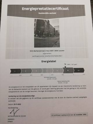<p>Dit bemeubeld appartement met 1 slaapkamer in Leuven bevindt zich in de Sint-Barbarastraat, op een topligging vlak bij de Oude Markt, Grote Markt en het historische centrum. Hier woon je midden in de levendige Leuvense binnenstad, met winkels, horeca en cultuur op wandelafstand, terwijl je in het gebouw ook aangename rust vindt.</p><p>Bij het binnenkomen beschikt het appartement over een praktische leefruimte met open, uitgeruste keuken. De open indeling zorgt voor een aangenaam geheel waarin koken, eten en ontspannen mooi samenkomen. Het appartement wordt bemeubeld aangeboden, waardoor je meteen kunt genieten van een comfortabele en verzorgde woonomgeving.</p><p>Verder beschikt de woning over 1 slaapkamer en een badkamer met douche. De ruimtes zijn praktisch ingericht en vormen samen een aangename thuisbasis voor wie centraal in Leuven wil wonen.</p><p>Een belangrijke troef is de ondergrondse autostaanplaats (verplicht bij te nemen, €100/maand). Daarnaast is er in de ondergrondse verdiepingen een fietsenberging. Zo is er ook voldoende praktische bergruimte voor fietsen, persoonlijke spullen en dagelijkse benodigdheden.</p><p>Een bijzonder aangename extra is de prachtige gemeenschappelijke binnentuin van het gebouw. Deze groene en rustige buitenruimte vormt een mooi contrast met de levendige stad en biedt een fijne plek om even tot rust te komen.</p><p>Ook de ligging maakt dit appartement bijzonder interessant. Vanuit de Sint-Barbarastraat bereik je vlot de Oude Markt, de Grote Markt en het historische centrum van Leuven. Je woont hier op wandelafstand van het stadsleven en alles wat Leuven te bieden heeft, terwijl voorzieningen en ontspanning steeds dichtbij zijn.</p><p>Dit appartement met 1 slaapkamer, autostaanplaats, fietsenberging, kelderberging en gemeenschappelijke binnentuin biedt een mooie combinatie van comfort, praktische voorzieningen en een centrale ligging in Leuven. Kom zelf de sfeer en mogelijkheden van deze stadswoning ontdekken. Plan nu je bezoek via www.living-stone.be!</p>
