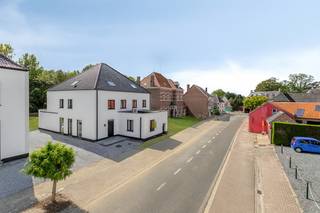 In het rustige Nederzwalm vind je deze strakke en energiezuinige nieuwbouwwoning (A-label) met een moderne uitstraling en stijlvolle zwarte...