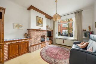 <p>Deze te renoveren<strong> </strong>rijwoning <strong>uit 1930</strong>, gelegen in het <strong>centrum van Edegem</strong>, biedt een uitstekende opportuniteit voor starters of gezinnen die op zoek zijn naar een woning met karakter en renovatiepotentieel. De woning werd doorheen de jaren <strong>steeds goed onderhouden</strong> en vormt een ideale basis om verder te moderniseren naar eigen smaak.</p><p><br /></p><p>Met een <strong>EPC-score D (317 kWh/m²)</strong> is er <strong>géén renovatieplicht</strong>, wat deze woning extra interessant maakt. De <strong>verwarmingsketel werd vernieuwd in 2020</strong>, wat alvast een belangrijke investering is die reeds werd uitgevoerd.</p><p>De woning beschikt over een <strong>mooie oost-georiënteerde tuin</strong>, ideaal om ’s ochtends en overdag van de zon te genieten. Bovendien zijn er <strong>voldoende parkeermogelijkheden in de straat</strong> en is de woning <strong>niet gelegen in overstromingsgevoelig gebied</strong>.</p><p><br /></p><p><strong>Indeling</strong></p><p>Je komt binnen via de <strong>inkomhal</strong>, die toegang geeft tot de <strong>woonkamer</strong>, aansluitend de <strong>eetkamer</strong> en de <strong>keuken</strong>. Naast de keuken bevindt zich de <strong>badkamer</strong>.</p><p>Via de trap bereik je de eerste verdieping met <strong>drie volwaardige slaapkamers</strong> en een <strong>apart toilet</strong>.</p><p>Een vaste trap leidt verder naar de <strong>vierde slaapkamer</strong> en een <strong>zoldergedeelte</strong>, ideaal als extra bergruimte.</p><p><strong>Technische info &amp; renovatie</strong></p><ul><li>Elektrische installatie <strong>niet conform</strong> (richtkost ± <strong>€5.000</strong> om conform te maken)</li><li>EPC D → <strong>geen renovatieverplichting</strong></li></ul><p><strong>Troeven</strong></p><ul><li>Gelegen in <strong>hartje Edegem</strong></li><li>Gezellige rijwoning met karakter (bouwjaar 1930)</li><li><strong>4 volwaardige slaapkamers</strong></li><li><strong>Geen renovatieplicht</strong></li><li>Nieuwe verwarmingsketel (2020)</li><li>Mooie <strong>oost-georiënteerde tuin</strong></li><li>Ideaal voor <strong>starters of renovatieproject</strong></li></ul>
