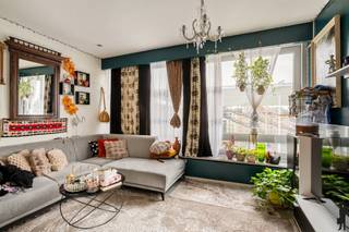 <p>Op een absolute toplocatie in het bruisend culturele hart van Antwerpen bevindt zich deze charmante studio van ca. 45 m², met het Theaterplein en de Vogelenmarkt letterlijk om de hoek. Een ideale opportuniteit voor wie op zoek is naar een slimme investering of een compacte stadswoning op een uitzonderlijke locatie.<br /><br />De studio bevindt zich op de vijfde verdieping en geniet van een aangenaam open zicht op over het Theaterplein.<br />Dankzij de renovatie in 2020 verkeert het appartement in verzorgde staat.<br />Om het ruimtegevoel maximaal te behouden, werd de keuken praktisch en discreet geïntegreerd.<br />De badkamer is uitgerust met een douche, enkele wastafel en toilet.<br /><br />Momenteel is de studio verhuurd aan een aantrekkelijk rendement van ca. 4,4%.</p>