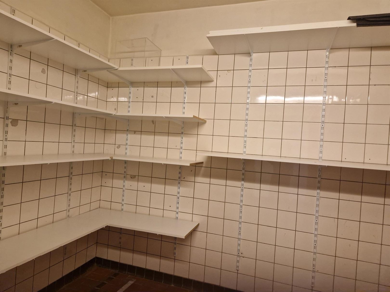 Ruime handelsruimte in het centrum van Brasschaat. - foto 5