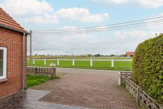 Op een rustige en landelijke locatie aan de Ambachtstraat 21 in Hamont vinden we deze open bebouwing op een perceel van 500 m². De woning wordt omgeven door groen en biedt een aangenaam, open uitzicht over de omliggende weilanden. Ook de Nederlandse grens bevindt zich vlakbij.<br />De woning dateert oorspronkelijk van 1949 en werd volgens de kadastrale gegevens in 2007 voor het laatst grondig gewijzigd. Dankzij de slaapkamer en badkamer op het gelijkvloers is gelijkvloers wonen mogelijk. De ruime, onafgewerkte zolder biedt bovendien heel wat mogelijkheden om de woning verder naar eigen smaak in te richten.<br />Indeling<br />Gelijkvloers:<br />De woning omvat een keuken, een ruime en lichtrijke woonkamer, één slaapkamer, een badkamer en een technische ruimte. Vanuit de technische ruimte leidt een vaste trap naar de bovenverdieping.<br />Verdieping:<br />De onafgewerkte zolderruimte biedt interessante uitbreidingsmogelijkheden. Mits de nodige werken en vergunningen kunnen hier bijvoorbeeld bijkomende slaapkamers, een hobbyruimte of een bureau worden ingericht.<br />Buitenruimte<br />De woning beschikt over een groene buitenruimte met uitzicht op de omliggende weilanden. De landelijke omgeving en het open landschap vormen zonder twijfel een van de grootste troeven van deze eigendom. Daarnaast is er een carport aanwezig.<br /><br />Pluspunten:<br />Rustige en landelijke ligging<br />Open bebouwing<br />Perceeloppervlakte van 500 m²<br />Mooi uitzicht over de omliggende weilanden<br />Gelegen nabij de Nederlandse grens<br />Slaapkamer en badkamer op het gelijkvloers<br />Vaste trap naar de verdieping<br />Ruime onafgewerkte zolder met mogelijkheden<br />Centrale verwarming<br />Zonneboiler aanwezig<br />Carport<br /><br />Perceel- en gebouwscore A: geen overstroming gemodelleerd<br /><br />EPC: 401 kWh/(m² jaar) – label E.<br />De woning valt onder de Vlaamse renovatieverplichting voor residentiële gebouwen. De nieuwe eigenaar dient de woning binnen de wettelijk voorziene termijn energetisch te renoveren (1 punt nodig)<br /><br />Bent u op zoek naar een landelijk gelegen woning die u volledig naar eigen smaak kunt opfrissen en verder kunt afwerken? Contacteer ons dan voor meer informatie of een bezichtiging.