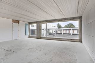 Casco kantoorruimte van ca. 155 m² te koop in Residentie Vonk te Ieper. Ook mogelijkheid om naastgelegen kantoor van ca. 235 m² aan te...
