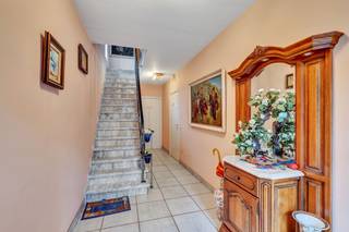 Voor meer info of een bezoek, bel 053 59 49 32 - Deze bel-etage woning is gelegen op een goede ligging in Ninove en beschikt over een...