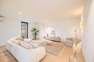 1STE VERDIEPINGInkomhal 13m² op parket met gastentoilet en handenwasser.Woonkamer 45m² op parket met zéér veel lichtinval en toegang tot riant...