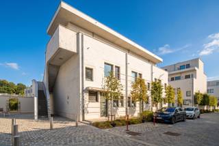<p><span>In de vernieuwde stadswijk DijleDelta-Bottelarij, gelegen tussen het Klein Begijnhof en de bruisende Vaartkom, bieden wij u met trots deze multifunctionele woning aan. Dit nieuwbouwproject bevindt zich op wandelafstand van het historische centrum van Leuven en geniet van een goede bereikbaarheid met een vlotte verbinding naar belangrijkste invalswegen en werd in 2025 gerealiseerd door de gerenommeerde projectontwikkelaar Virix en ontworpen door Robbrecht & Daem architecten.</span></p><p><span> </span></p><p><span>Met een bewoonbare oppervlakte van maar liefst 222 m² biedt deze energiezuinige woning bijzonder veel ruimte en tal van mogelijkheden. De woning wordt semi-afgewerkt aangeboden, inclusief alle technieken, chape en pleisterwerken, zodat u de afwerking volledig naar eigen smaak kunt realiseren.</span></p><p><span> </span></p><p><span>Op het gelijkvloers bevindt zich een inkomhal met vestiaire, berging en gastentoilet, een lichtrijke leefruimte met zicht op de gezellige stadstuin en een keuken met aansluitvoorzieningen. De eerste verdieping omvat een nachthal, twee volwaardige slaapkamers, een badkamer, een apart toilet, een berging en een master bedroom met een en suite badkamer. </span></p><p><span> </span></p><p><span>De absolute meerwaarde van deze woning bevindt zich op de tweede en derde verdieping. Deze beschikken over drie bijkomende kamers/studentenkamers, een badkamer, een apart toilet, een keuken en een terras. Dankzij de aparte inkom is dit gedeelte uitermate geschikt voor de verhuur van studentenkamers, als zorgwoning of als uitbreiding van de gezinswoning. En dit steeds binnen de geldende regelgeving.</span></p><p><span> </span></p><p><span>Daarnaast beschikt de woning over een onderhoudsvriendelijke stadstuin met terras waar het heerlijk vertoeven is en bestaat de mogelijkheid om één of meerdere autostaanplaatsen bij aan te kopen.</span></p><p><span> </span></p><p><span>Kortom, deze energiezuinige, ruime en multifunctionele woning met stadstuin in het centrum van Leuven is zeker uw bezoek waard.</span></p><p><span> </span></p><p><span>Verkoop onder het btw-stelsel. Het verlaagde btw-tarief van 6% is mogelijk, mits voldaan wordt aan de geldende voorwaarden.</span></p><p><span> </span></p>
