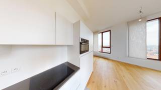 Zonnig appartement met ruim Zuid gericht terras in Residentie Eilandje op wandelafstand van het MAS. <br /><br />Indeling: Inkomhal met gastentoilet en ruime berging met aansluitingen wasmachine en droogkast. <br />Uiterst zonnige leefruimte voorzien van mooie parketvloeren, dubbele plafondhoogte en grote raampartijen dewelke een schitterend uitzicht bieden over de stad Antwerpen. <br />Volledig geïnstalleerde open keuken met toegang tot een zuid georiënteerd terras. <br />Ruime hoofdslaapkamer met aansluitend een volledig geïnstalleerde badkamer. Via de nachthal bereikt u verder ook twee extra kamers, een tweede douchekamer en extra toilet. <br /><br />Het betreft een hedendaags appartement voorzien van alle luxe en comfort en mooi terras.<br /><br />Twee autostaanplaatsen met nummers 131 en 132 te huur op niveau -3 aan 100 euro per maand. <br /><br />BESCHIKBAAR VANAF 01/10/2026 <br /><br />Extra: <br />-Goede bereikbaarheid<br />-Gemeenschappelijke fietsenstalling