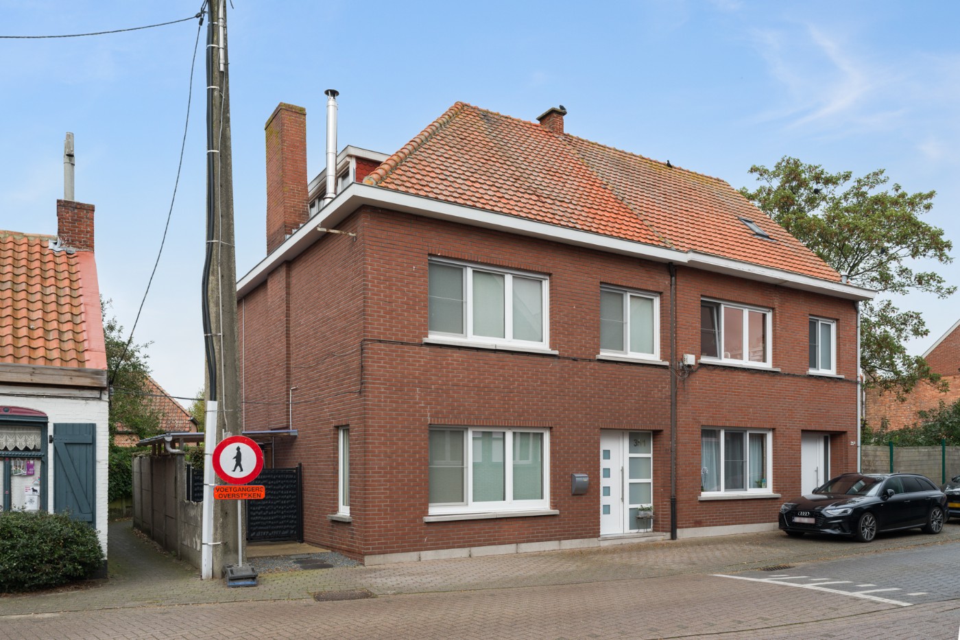 Verrassend ruime, instapklare woning met 3 slpk. en zuid-west koertje - foto 1