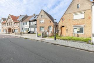 Interessante woning met ontzettend veel potentieel, rustig gelegen te Zwankendamme (naast Lissewege). Deze grote halfopen woning beschikt over een omgevingsvergunning voor een volledige verbouwing met uitbouw en de oprichting van een gesloten garage met tuinberging. <br /><br />De ruwbouwwerken zijn grotendeels gedaan. Als koper kunt u de woning volledig naar eigen wens en smaak afwerken. Vergunde plannen beschikbaar via ons kantoor.<br /><br />Mogelijkheid tot het creëren van een prachtige halfopen woning met een zonnige tuin en een grote garage achteraan. De garage is te bereiken via een achterliggende wegel. Een enorme troef van deze woning.<br /><br />Indeling volgens de vergunde plannen:<br />Inkomhal met trap, een schitterende leefruimte met een zithoek en een enorme leefkeuken met eiland. In de keuken een groot schuifraam met toegang naar de tuin. Verder op het gelijkvloers nog een apart toilet, een wasplaats, een douchekamer en een apart bureau met zicht op de tuin.<br />Op de eerste verdieping een masterbedroom met ensuite dressing, een tweede slaapkamer en een grote badkamer met douche en ligbad. Op de nachthall een vaste trap naar de zolderverdieping waar u nog beschikt over een derde kamer en een opbergruimte.<br /><br />Mooi perceel van 314 m² met een ongelooflijk potentieel. <br />Gevel opgenomen in de lijst van vastgesteld bouwkundig erfgoed.<br /><br />Bezoeken of meer informatie? <br />Contacteer Sacha Vanrafelghem op GSM 0487/43.79.10.