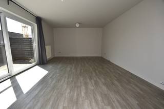 Dit moderne appartement is gelegen in Vrasene.De indeling is als volgt:Inkomhal, apart toilet, ruime woonkamer met open keuken, berging/wasplaats,...