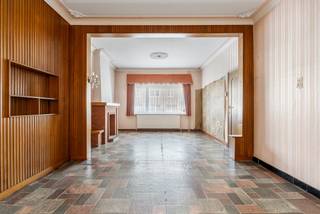 <span>Te renoveren gezinswoning met garage op 5a56ca in één van de landelijke dorpen van Riemst. De locatie te Vlijtingen is een leuke troef. Diverse faciliteiten zoals grootwarenhuis, school, apotheek... zijn op wandelafstand gelegen. Bovendien geniet het dorp van een vlotte bereikbaarheid dankzij de nabije uitvalswegen richting Bilzen, Tongeren, Maastricht en Visé.<br /><br /></span><em>Deze veelzijdige woning met een totale bew.opp van 154m2 biedt tal van mogelijkheden. Ze kan dienen als kangoeroewoning, maar ook anders ingedeeld worden naargelang jouw wensen.</em><br /><br /><span>De indeling is als volgt:<br /><br /><strong>GELIJKVLOERS</strong><br />-Inkomhal met vestiare.<br />-Ruime en lichtrijke woonkamer (32m2) met plaats voor eet- en zithoek, gekenmerkt door de hoge plafonds.<br />-Comfortabele keukenruimte van 12,95m2.<br />-Achtergelegen wasplaats (8,59m2) met zitbad apart toilet en een naastgelegen zij-inkom.<br />-Berging (8,52m2) met maatwerkkasten en een overvloed aan lichtinval.<br />-2 aangrenzende stockageruimtes (7,8m2 - 7,77m2) met toegang naar de tuin.<br /><br /><strong>1STE VERDIEP</strong><br />-Nachthal.<br />-Drie riante slaapkamers (2x16m2 - 12,95m2).<br />-2de badkamer (4,31m2) met douche, wastafel en toilet.<br /><br /><strong>2DE VERDIEP</strong><br />-De zolderverdieping (23,56m2) is te bereiken via een vaste trap en biedt allerlei mogelijkheden voor het<span> creëren van een bijkomende slaapkamer of een riante hobbykamer.<br /><br /><strong>KELDER</strong><br /></span>-Handige kelderberging (9m2 - 14,82m2).<br /><br /><strong>PERCEEL</strong><br />-De woning is gelegen op een zuidelijk georiënteerd perceel met terras en onderhoudsvriendelijke tuin. Als extra troef beschik je hier over een vrijstaande garage (15,84m2) en een ruime oprit aan de linkerkant van de woning.<br /><br />Contacteer ons gerust voor extra info of een bezoek ter plaatste.<br /></span>