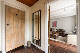 Vrijstaande, instapklare woning met verwarmd zwembad in Lovendegem<br /><br />In de rustige Tempeliersdreef bevindt zich deze vrijstaande woning op een perceel van 766 m².<br /><br />De woning is volledig gelijkvloers ingericht en beschikt over een bewoonbare oppervlakte van 165 m². Charmante, authentieke elementen zorgen doorheen de woning voor extra karakter.<br /><br />De ruime en lichtrijke leefruimte vormt het hart van de woning en sluit mooi aan op de kwalitatief ingerichte keuken.<br /><br />Verder beschikt de woning over een afzonderlijke bureauruimte, een praktische wasplaats en een extra berging.<br /><br />De drie slaapkamers zijn heel mooi afgewerkt , waarbij één slaapkamer bovendien beschikt over een aanpalende dressing.<br /><br />De centraal geplaatste airco in de gang zorgt tijdens warme dagen voor een aangename verkoeling in de verschillende kamers.<br /><br />Buiten geniet je van een ruime en zonninge tuin met terras en verwarmd zwembad, ideaal om in alle rust van de buitenruimte te genieten.<br /><br />De oprit in steentapijt biedt plaats aan drie wagens en is bovendien voorzien van een laadpaal.<br /><br />Daarnaast is er nog een afzonderlijke staanplaats, ideaal voor bijvoorbeeld een aanhangwagen.<br /><br />De twaalf zonnepanelen dragen bij aan het energiezuinige karakter van de woning.<br /><br />Ook de ligging is een belangrijke troef. De woning bevindt zich vlak bij de dorpskern van Lovendegem, met winkels, scholen en openbaar vervoer in de nabije omgeving.<br /><br />Via de N9 zijn zowel Gent als Eeklo vlot bereikbaar.<br /><br />Hier woon je rustig en comfortabel, met alle ruimtes op het gelijkvloers en een aangename buitenruimte waar privacy en ontspanning centraal staan.<br /><br />Bel Top Vastgoed voor een bezoek op 0475 700 700.