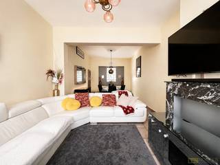 <p>Te koop, een charmante gesloten woning gelegen aan de Jules Bordetlaan in Ronse. Deze uitnodigende woning biedt een ruime bewoonbare oppervlakte van 171 m² en een gezellige tuin op een perceel van 96 m². U komt binnen in een lichte woonkamer die moeiteloos overloopt naar de volledig ingerichte keuken, perfect voor het bereiden van heerlijke maaltijden. Het pand beschikt over vier comfortabele slaapkamers en een badkamer, waardoor deze woning ideaal is voor zowel gezinnen als individuen die op zoek zijn naar ruimte en comfort. De praktische kelder biedt extra opslagruimte, wat de functionaliteit van de woning verhoogt.</p>
<p>Gelegen in een rustige omgeving, geniet u van de voordelen van het wonen in de stad zonder in te boeten op rust en privacy. Dankzij de doordachte indeling is het gemakkelijk om een persoonlijke touch aan de ruimtes te geven en optimaal gebruik te maken van de beschikbare vier slaapkamers. Fijn ook dat het gelijkvloers ruimte biedt voor een gastentoilet, wat het comfort verder vergroot. Met zijn aantrekkelijke ligging nabij lokale voorzieningen en het stadscentrum, is deze woning niet alleen een plek om te wonen, maar ook een thuis waar u echt kunt ontspannen.</p>