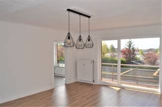<p><span>Dit pas gerenoveerde appartement bevindt zich in een rustige wijk en toch vlakbij alle belangrijke invalswegen. Via de ruime inkomhal met apart toilet heeft u toegang tot de omvangrijke living. De living biedt plaats voor een groot salon en eetplaats. Vanuit de living kan u het balkon betreden dat zich aan de achterkant van het gebouw bevindt en een mooi vergezicht heeft. Naast de living vindt u de lichtrijke moderne keuken met aansluitend een berging/wasplaats. In de badkamer vindt u een bad/douche en lavabo. Bovendien heeft het appartement ook nog een apart toilet. Er zijn 2 ruime slaapkamers. In de kelderverdieping is er nog een autostaanplaats en berging. Huurprijs 670 euro per maand en 50 euro gemeenschappelijke kosten</span></p><p><span> </span></p><p><span>De belangrijkste troeven zijn: </span></p><p><span>- de grote ruimtes</span></p><p><span>- de uitstekende bereikbaarheid en toch rustig gelegen</span></p><p><span>- alle ruimtes zijn reeds voorzien van moderne lichtarmaturen</span></p><p><span> </span></p><p><span> </span></p>