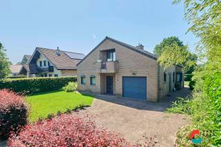 Zeer goed onderhouden gezinswoning met 3 slaapkamers en 2 badkamers, gelegen op een ZUID gericht perceel van circa 8 are<br /><br />Deze uitstekend onderhouden gezinswoning combineert comfort, ruimte en een aangename ligging. De woning beschikt over 3 slaapkamers en 2 badkamers, waarvan één slaapkamer en badkamer zich op het gelijkvloers bevinden. Hierdoor is gelijkvloers wonen perfect mogelijk.<br /><br />De lichtrijke leefruimte vormt het hart van de woning en werd recent voorzien van een prachtige parketvloer en een gezellige gashaard. Vanuit de leefruimte is er een aangenaam zicht op de verzorgde tuin.<br /><br />De woning is gelegen in een rustige en kindvriendelijke buurt en beschikt over een mooi aangelegd, zuid gericht perceel van circa 8 are met de nodige privacy.<br /><br />INDELING<br /><br />Gelijkvloers:<br /><br />- Inkomhal met gastentoilet<br />- Lichtrijke leefruimte met recent vernieuwde parketvloer en gashaard<br />- Open keuken<br />- Praktische bergruimte<br />- Wasplaats<br />- Badkamer met ligbad en douche<br />- Slaapkamer<br />- Inpandige garage<br /><br />Eerste verdieping:<br /><br />- Nachthal<br />- 2 ruime slaapkamers<br />- Badkamer met toilet, lavabo en douche<br />- Extra opbergruimte onder de dakhelling bij beide slaapkamers<br /><br />Tuin:<br /><br />- Verzorgd aangelegde, zuid gerichte tuin<br />- Veel privacy<br />- Aangenaam terras<br /><br />EXTRA TROEVEN<br /><br />- Rustige en kindvriendelijke ligging<br />- Gelijkvloers wonen mogelijk<br />- Zeer goed onderhouden en instapklaar<br />- Recent vernieuwde parketvloer<br />- 3 ruime slaapkamers<br />- 2 badkamers<br />- Zuidgerichte tuin met veel privacy<br /><br /><br />Interesse in deze aangename gezinswoning? Contacteer ons en we helpen je dichtblij verder!