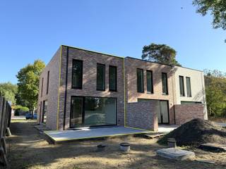 Op zoek naar een moderne, energiezuinige woning in een groene omgeving? Ontdek deze drie gloednieuwe woningen aan de Kalmthoutsesteenweg 157 te Wuustwezel, vlak bij het centrum van Kalmthout. Deze woningen combineren hedendaags wooncomfort met de nieuwste technieken en een uitstekende ligging.<br /><br />Elke woning beschikt over een ruime en lichtrijke leefruimte met grote raampartijen die zorgen voor veel natuurlijk licht. De open indeling sluit naadloos aan op de moderne keuken en biedt een aangenaam gevoel van ruimte. Aansluitend bevindt zich een praktische berging met aansluiting voor wasmachine en droogkast, evenals een bureauruimte en een apart gastentoilet op het gelijkvloers.<br /><br />Op de eerste verdieping vinden we <strong>drie </strong>volwaardige <strong>slaapkamers</strong>, ideaal voor een gezin of mensen die graag extra ruimte hebben voor een bureau of hobbykamer. De moderne badkamer is uitgerust met een stijlvolle inloopdouche en dubbele lavabo. Daarnaast is er ook een aparte technische berging op de verdieping, waardoor je alle technieken netjes uit het zicht kunt houden. Verder nog een apart toilet op de verdieping.<br /><br />De woningen zijn gebouwd met aandacht voor duurzaamheid en comfort. Ze zijn uitgerust met een <strong>warmtepomp </strong>in combinatie met <strong>vloerverwarming</strong>, <strong>zonnepanelen</strong>, een <strong>ventilatiesysteem D,</strong> <strong>alu schrijnwerk</strong>, en een regenwaterput die aangesloten is op de toiletten en een buitenkraantje. Dit zorgt niet alleen voor een lager energieverbruik, maar ook voor een aangenaam en gezond binnenklimaat het hele jaar door.<br /><br />Gelegen op een vlot bereikbare locatie, geniet je hier van de rust van Wuustwezel met de nabijheid van het centrum van Kalmthout en alle nodige voorzieningen in de buurt. Kortom, deze woningen bieden het perfecte evenwicht tussen comfort, energiezuinigheid en ligging.