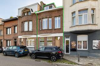 Achter deze authentieke gevel schuilt een verrassend ruime woning die in 2022 volledig en zorgvuldig werd gerenoveerd met kwaliteitsvolle, eigentijdse materialen. Kwalitatieve vloeren, vloerverwarming, een open keuken en een verzorgde afwerking geven het interieur een aangename, tijdloze uitstraling, terwijl de indeling bijzonder goed is afgestemd op het dagelijkse gezinsleven.<br /><br />Ook de ligging is een duidelijke troef: de Van Heybeeckstraat bevindt zich bijzonder centraal in Merksem, op korte afstand van de Bredabaan en alle dagelijkse voorzieningen. Het Park van Merksem, het zwembad en Bibliotheek Park liggen letterlijk vlakbij, waardoor groen, sport en ontspanning uitzonderlijk dichtbij zijn. Tegelijk zorgen winkels, scholen, openbaar vervoer en belangrijke verbindingswegen voor een vlotte bereikbaarheid richting Antwerpen en omliggende gemeenten.<br /><br /><strong>Indeling</strong><br />Via de houten voordeur bereikt u de charmante en ruime inkomhal met afzonderlijk gastentoilet.<br />Verder opent de woning zich naar de lichtrijke leefruimte, afgewerkt met een mooie parketvloer en voorzien van vloerverwarming. De woonkamer staat rechtstreeks in verbinding met de ruime open keuken, volledig uitgerust met kwalitatieve AEG-toestellen en voldoende werk- en kastruimte.<br />Vanuit de keuken bereikt u rechtstreeks de gezellige stadstuin, een fijne en beschutte buitenplek om bij mooi weer te tafelen of tot rust te komen.<br /><br /><strong>Eerste verdieping</strong><br />De nachthal geeft toegang tot twee volwaardige slaapkamers, opnieuw afgewerkt met parket. Daarnaast bevinden zich hier een afzonderlijk toilet en de stijlvolle badkamer met zwart kraanwerk, ruime inloopdouche en dubbele lavabo.<br /><br /><strong>Tweede verdieping</strong><br />De volledige bovenverdieping werd ingericht als een bijzonder royale derde slaapkamer. Dankzij de beschikbare ruimte kan deze verdieping desgewenst ook verder worden opgedeeld of gecombineerd met een dressing, bureau- of hobbygedeelte.<br /><br />Tot slot beschikt de woning over een ruime kelder, wat zorgt voor bijkomende praktische bergruimte.<br /><br /><strong>Bijzonderheden</strong><br />Volledig gerenoveerd in 2022, gunstig EPC, vloerverwarming, AEG-keukentoestellen, drie ruime slaapkamers, stadstuin en een ruime kelder maken van deze woning een bijzonder compleet geheel op een centrale locatie vlak bij het groen.