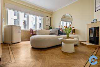 Dit gelijkvloers appartement met één slaapkamer is een must see voor de echte citylovers! Super centraal gelegen aan het Mechelseplein, hartje Antwerpen centrum. Graag koffiekoeken op zondag van bakkerij Lints? Of een apero op het terras van de Kapitein Zeppos? Dat kan dus allemaal, en wel vlak voor je deur! Scholen, winkels en openbaar vervoer liggen allemaal op korte wandelafstand.<br /><br />Het appartement werd recent volledig gerenoveerd volgens de meest recente energienormen en behaalt zo een EPC A-label! De lichtrijke leefruimte met grote raampartijen sluit aan op een open moderne keuken, volledig uitgerust met alle comfort, inclusief vaatwas en quooker kraan!<br /><br />De slaapkamer ligt aan de rustige achterzijde van het appartement en voelt ruim aan. Van hieruit heb je directe toegang tot de badkamer met toilet, douche en lavabo. Ook is er een leuk terras aanwezig met ingebouwde zitbank.<br /><br />Extra troeven: AAA-locatie, EPC A-label, volledig gerenoveerd, privatieve kelderberging, lage algemene kosten, airconditioning, conforme elektriciteit, volledig gemeubileerde inrichting (overname bespreekbaar).<br /><br />Ideaal als investering met sterke verhuurpotentie of als eigen woonst op een bruisende centrumlocatie!<br /><br />Meer vragen of graag een bezoek ter plaatse? Bel Dries: 0470/107 217.<br /> 