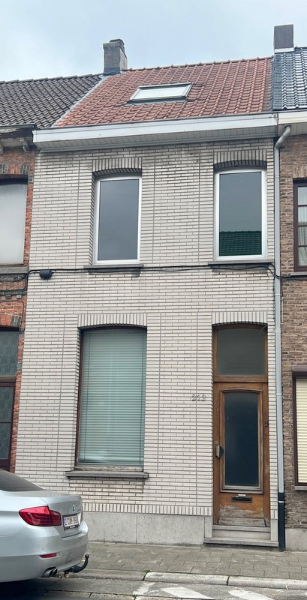 VERDER AF TE WERKEN LEUKE STADSWONING MET TUIN<br />hal, grote voorplaats van 3,5 op 4.5 ( bureel,slaapkamers ,berging hobbyrumte...) gezellig living met eethoek, badkamer met ligbad,  te moderniseren keukentje, tuin <br /><strong>1 STE VERD.  </strong>2 vrij ruime slaapkamers, 2 praktische bergingen <br /><strong>2 DE VERD   </strong> knappe 3 de slaapkamer met dressing hoek<strong>  </strong>( eventueel 2 kinderkamers )<br /><strong>EPC 529</strong>