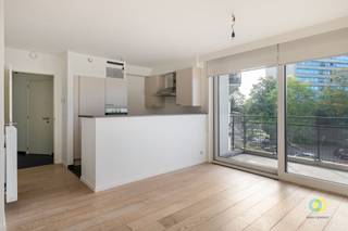 <p><span>Dit moderne appartement op de tweede verdieping van een goed onderhouden gebouw in Jette biedt de ideale combinatie van stadsleven en rust. Via de inkomhal, voorzien van een praktische ingebouwde kast, heeft u toegang tot het aparte toilet, de leefruimte en de nachthal. De lichtrijke leefruimte van 31 m² geniet dankzij de grote raampartijen van veel natuurlijk licht en geeft toegang tot het zuidgerichte terras. Hier bevindt zich ook de volledig uitgeruste open keuken. Via de nachthal bereikt u de eerste slaapkamer van 10 m², een praktische berging met aansluitingen voor wasmachine en droogkast en het ventilatiesysteem, en de badkamer met ligbad en dubbele lavabo. De ruime master bedroom van 15,5 m² beschikt bovendien over een ingebouwde inloopkast. Bij het appartement horen eveneens een autostaanplaats en kelder, ideaal voor extra comfort en opslag. De provisie bedraagt € 200/maand voor de gemeenschappelijke delen, verwarming en warm water. Interesse in dit gunstig gelegen appartement dat toch rustig aan de achterzijde van het gebouw ligt? Aarzel dan zeker niet om contact met ons op te nemen.</span></p><p><span> </span></p>