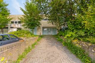 Dit magazijngebouw met kantoorruimte, garages en parkeerplaatsen, gelegen aan de Nijvelsesteenweg in Halle, biedt een perfecte combinatie van...