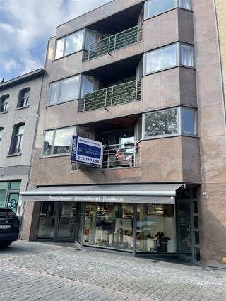Handelshuis gelegen in het centrum van de gemeente Duffel, gelegen aan de Leopoldstraat nr. 3 (5) met 2 niveaus. Het gelijkvloers groot: ±155m² en...