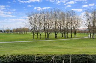 Dit appartement is gelegen in het rustige en groene domein Nieuweryde, op een centrale locatie nabij het maritiem park, de havengeul en de jachthaven van Nieuwpoort-Bad.<br />Het appartement omvat een inkomhal, een lichtrijke leefruimte met open keuken, twee slaapkamers, een apart toilet en een badkamer met ligbad en enkele wastafel. Daarnaast beschikt het appartement over een privatieve buitenberging.<br />Dankzij de rustige ligging, de vlotte bereikbaarheid en het potentieel tot verdere opfrissing vormt dit appartement zowel voor eigen gebruik als opbrengsteigendom aan de kust een top investering.