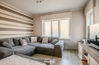 <p><span>Centraal gelegen, halfopen solide bebouwing met oprit, losstaande garage, tuin en 3 slaapkamers.</span></p><p><span> </span></p><p><span>STARTPRIJS: Elk bod boven deze startprijs, wordt voorgelegd aan de eigenaars, die al dan niet kunnen in gaan op dit aanbod.</span></p><p><span> </span></p><p><span>Deze woning heeft een uitzonderlijke ligging, dichtbij scholen, winkels, recreatiemogelijkheden en het openbaar vervoer.</span></p><p><span> </span></p><p><span>Als volgt ingedeeld : de inkom met enerzijds de gezellige, lichtrijke zithoek, anderzijds de eetplaats met keuken en aansluitende de wasruimte/berging en een droge kelder.</span></p><p><span> </span></p><p><span>Op de 1ste verdieping zijn er 2 volwaardige slaapkamers, badkamer en dressing met bovendien nog de mogelijkheid om de badkamer uit te breiden.</span></p><p><span> </span></p><p><span>Via de vaste trap komen we in de prachtige, gerenoveerde zolderkamer met maatkasten.</span></p><p><span> </span></p><p><span>De woning is reeds voorzien van een volledig nieuw, geïsoleerd dak, nieuwe ramen met HR glas en vliegenramen, en vernieuwde elektriciteit op de bovenverdieping.</span></p><p><span> </span></p><p><span>Buiten vind je de ruime oprit met losstaande garage en de volledig omheinde tuin.</span></p><p><span> </span></p><p><span>Daarnaast is er uitbreidingspotentieel, met een optie tot een uitbouw die uitkijkt op de tuin (sumiere plannen reeds aanwezig!)</span></p><p><span> </span></p><p><span>Kortom, een pand  met veel potentieel, ideaal voor wie zijn eigen stempel nog wil drukken om van deze woning werkelijk zijn droomhuis te maken!</span></p><p><span> </span></p><p><span> Contacteer Lorenzo voor een bezoek: 0492 08 08 08  lorenzo@correctvastgoed.be</span></p><p><span> </span></p><p><span> Online schattingstool: https://www.correctvastgoed.be/schatting</span></p><p><span> </span></p>