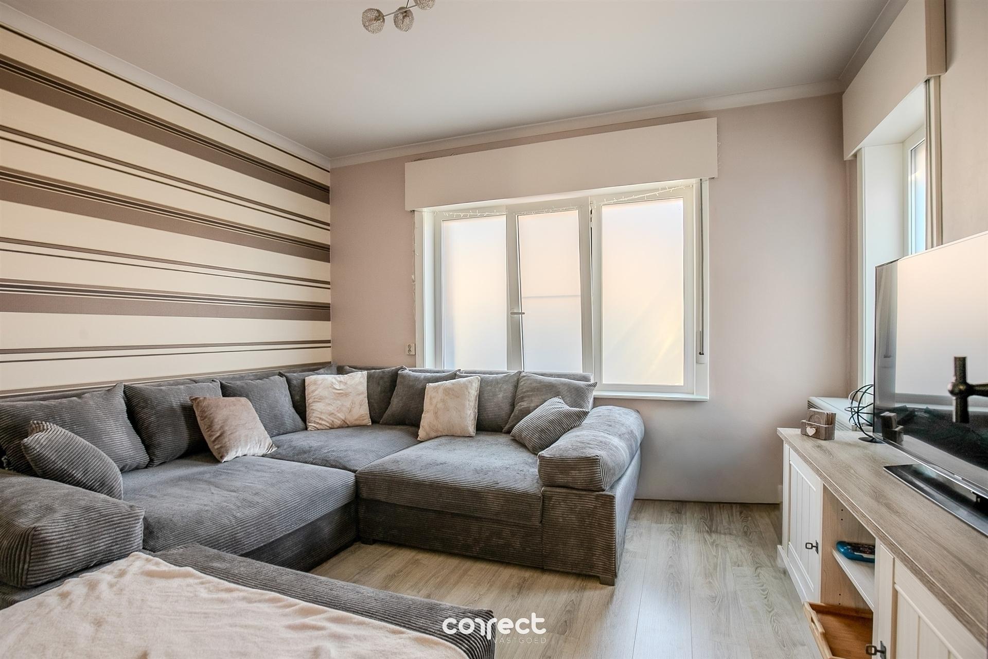 Halfopen bebouwing met oprit, garage, tuin en 3 slaapkamers. - foto 3