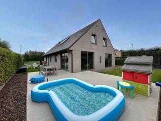 Energiezuinige, alleenstaande woning op een perceel van 565 m² in een residentiële omgeving. De woning omvat een inkomhal met gastentoilet, ruime...