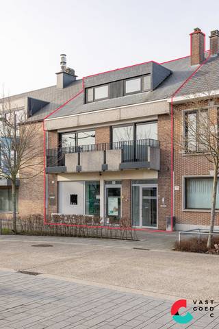 <strong>Centraal gelegen kantoorgebouw met duplex appartement nabij een grote publieke parking.</strong><br />Bent u opzoek naar een veelzijdig en ruim kantoorgebouw met een mogelijkheid om bij uw eigen zaak te wonen of met een zekerheid op maandelijkse inkomsten? Dan biedt dit pand de ideale combinatie.<br />Via een servitude aan de achterzijde van het gebouw kan u gemakkelijk enkele wagens parkeren of een terras aanleggen voor het kantoorgedeelte. <br /><br />Het kantoorgedeelte beschikt over een gunstig EPC-label B en u kan de indeling eenvoudig wijzigen.<br />Daarnaast is het volledig voorzien van kelder met hoge plafonds. <br /><br />Het duplex appartement en de garage worden momenteel verhuurd. Met een EPC-label C bent u vrij van renovatieverplichtingen.<br />Daarnaast is er een ruim terras op de eerste verdieping en drie ruime slaapkamers op de tweede verdieping.<br /><br /><strong>Indeling: (plannen onder documenten)</strong><br />Kelderverdieping:<br />+ Verschillende compartimenten ideaal als berg- of archiefruimte<br />+ Extra beveiligde kluisruimte<br />+ Technische ruimte en tellerlokaal<br /><br />Gelijkvloers:<br />+ Aparte inkom naar het appartement<br />+ Onthaalruimte<br />+ 4 aparte burelen<br />+ Kitchenette<br />+ Aparte toiletten (M/V)<br />+ Garage en parking aan de achterzijde van het gebouw<br /><br />1ste verdieping: (Appartement)<br />+ Ruime living<br />+ Keuken met toegang tot het terras<br />+ Apart toilet<br />+ Bergruimte<br /><br />2de verdieping:<br />+ Nachthal<br />+ 3 Ruime slaapkamers<br />+ Badkamer met ligbad en toilet<br /><br /><strong>Heeft dit pand uw interesse gewekt?</strong><br />Neem contact met ons op en we helpen u dichtblij verder!