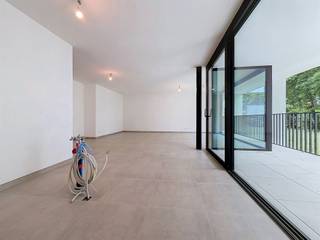 <h1><span>Nieuwbouwappartement met twee slaapkamers in de residentie 'Kasteelvijver' te Langemark.</span></h1><h1><span> </span></h1><h1><span>Dit appartement bevindt zich op het </span><span>gelijkvloers</span><span> en beschikt over een </span><span>bewoonbaar oppervlakte</span><span> van </span><span>109m² </span><span>met een </span><span>terras </span><span>van </span><span>15m²</span><span>.</span></h1><h1><span> </span></h1><h1><span>Indeling</span><span>: </span></h1><h1><span>Ruime </span><span>inkomhal/nachthal</span><span>, </span><span>open keuken</span><span> met </span><span>leefruimte</span><span> die directe toegang biedt tot het groot </span><span>terras.</span><span> Aanpalend aan de keuken bevindt zich de </span><span>berging/wasplaats.</span></h1><h1><span>Verder is er nog een </span><span>gastentoilet</span><span>, </span><span>badkamer met</span><span> inloopdouche en dubbele lavabo en </span><span>twee volwaardige slaapkamers</span><span>.</span></h1><h1><span> </span></h1><h1><span>Er is tevens een </span><span>kelderberging</span><span> bij te kopen, alsook mogelijkheid tot aankopen van </span><span>ondergrondse staanplaats.</span></h1><h1><span> </span></h1><h1><span>De </span><span>warmwaterproductie</span><span> en de </span><span>vloerverwarming</span><span> zal opgewekt worden door een bodem/water </span><span>warmtepomp met ingebouwde boiler.</span><span> De warmte wordt uit de grond gehaald via </span><span>geothermie.</span></h1><h1><span>Doorheen het appartement is er </span><span>ventilatiesysteem D </span><span>(mechanische toevoer en afvoer) voorzien.</span></h1><h1><span>Het appartement beschikt tevens over</span><span> zonnepanelen</span><span> (760Wp) wat het bovendien uiterst zuinig maakt!</span></h1><h1><span> </span></h1><h1><span> </span></h1>