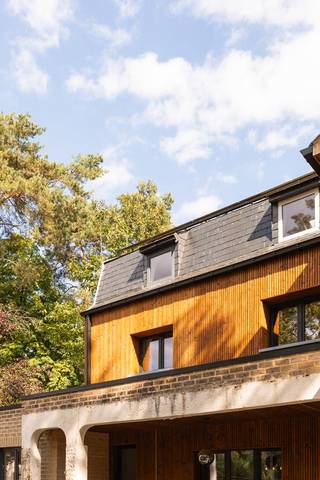 Voor verdere info of een vrijblijvende waardebepaling van uw eigendom: jordi.broes@homixx.be of 016 19 93 40.<br /><br />Met veel genoegen stellen wij deze bijzonder ruime, charmante, gerenoveerde en energiezuinige open bebouwing aan u voor, gelegen in een heel rustig en groen straatje op een perceel van 1815 m² te Keerbergen. <br />Deze grotendeels uitstekend afgewerkte gezinswoning combineert op een harmonieuze wijze doordacht wooncomfort, een overvloed aan natuurlijk licht en een indrukwekkende energetische prestatie. <br /><br />Via de poort betreden we de woning via de inkomhal en komen we terecht in de royale leefruimte met eetplaats en livingruimte. <br />De moderne open en hypergeïnstalleerde keuken met zicht op de prachtige tuin sluit hier naadloos op aan, wat zorgt voor een uitnodigende sfeer en een optimaal ruimtegevoel. <br />De functionele indeling op het gelijkvloers wordt versterkt door een praktische wasplaats en een afzonderlijke berging. <br />Met maar liefst vier volwaardige slaapkamers (twee op verdieping 1 en twee op verdieping 2), een verzorgde badkamer met nog een eventuele uitbreidingsmogelijkheid voor een tweede badkamer op de hoogste verdieping en drie afzonderlijke toiletten biedt deze woonst alle gewenste ruimte voor een dynamisch gezin of wie nood heeft aan extra werk- en hobbyruimtes. <br /><br />Bovendien beschikt de woning over een ruime zolder die uitstekende extra opbergmogelijkheden aanbiedt of voor slaapkamers kan gebruikt worden. <br />Buiten kunt u in alle rust ontspannen in de aangename en royale tuin met aanpalend zwembad. <br />Ook op het vlak van parkeergelegenheid woont u hier bijzonder comfortabel dankzij een overdekte carport voor één wagen én meerdere buitenparkeerplaatsen op het terrein. <br />Dankzij de uitstekende EPC-score A geniet u bovendien van een duurzame, zorgeloze en energiezuinige thuis voor de toekomst. <br /><br />Troeven:<br /><br />- Uitstekende energetische prestatie met een indrukwekkende EPC-score A, vanwege de lucht-waterwarmtepomp en lucht-luchtwarmtepompen, 18 zonnepanelen, vele isolaties,... <br />- Conforme elektriciteit (3 fasig 400V) en asbestveilig<br />- Verrassend ruime indeling met 4 slaapkamers, 1 (of 2 na uitbreiding) badkamers, 3 toiletten, wasplaats en berging <br />- Royale parkeermogelijkheden met een carport en meerdere buitenstaanplaatsen<br />- Zeer rustig en groen gelegen in de natuur met een leuk zwembad in de tuin<br /><br />Hopelijk tot snel voor jullie bezoek!