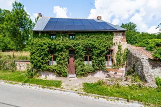 Sous option! PLUS DE VISITE POSSIBLE!Dans le charmant hameau de Petit-Hallet (entité de Hannut), cette maison en pierre du pays, 3 façades, attend...