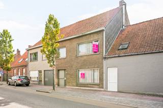 <span>Deze woning is gelegen in Zarren.<br /><br /></span><span>De indeling van de woning is als volgt:</span><br />Op het gelijkvloers: inkomhal, woonkamer met eetplaats, badkamer, ruime keuken met zicht op de tuin, berging, zonnige tuin en groot bijgebouw met mancave.<br /><span>Op het eerste verdiep zijn er 3 slaapkamers en een vaste trap naar de zolder (4e slpk mog.)</span><br />De woning beschikt tevens over een kelder.<br /><br /><span>PLUSPUNTEN:</span><br /><span>- 4 SLPKS MOGELIJK</span><br /><span>- GROOT BIJGEBOUW (MET MANCAVE)</span><br /><span>- ZONNIGE TUIN</span>
