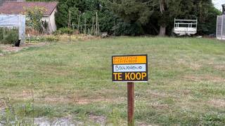 Te koop: bouwgrond van 6,97 are in Hoeleden.<br /><br />Bouwgrond voor open bebouwing, rustig landelijk gelegen met een goede bereikbaarheid naar omliggende dorpen en slechts 15min verwijderd van Tienen.<br />Geschikt voor wie een vrijstaande woning wil bouwen.<br /><br />Geen bouwverplichting.!<br /><br />Interesse? Neem contact op voor meer info.