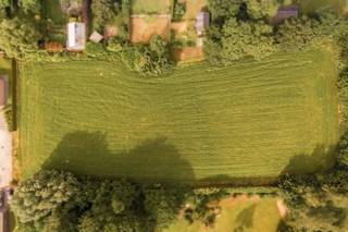 Deze ruime grond van maar liefst 4.746 m² is gelegen in een recente woonwijk met rustige setting. Het perceel heeft een mooie breedte van circa 50 lopende meter wat maakt dat er een mooie ontwerpvrijheid is voor het uittekenen van uw droomwoning.<br /><br />Het perceel is rechthoekig van vorm, beschikt over een ruime toegangsweg en de nodige privacy.<br /><br />Omtrent de bouwvisie van de gemeente Evergem verwijzen we naar het RUP 'Woonuitbreidingsgebieden', deze bundel kan u terugvinden op onze website met alle nodige gegevens!<br /><br />Op zoek naar een exclusief perceel op het einde van een doodlopende straat in een aangename buurt? Dan kan dit perceel zeker iets voor u zijn!<br /><br />Er rust geen bouwverplichting op deze grond, u kiest zelf uw architect en aannemer.<br /><br />Vraagprijs: 475.000 Euro.