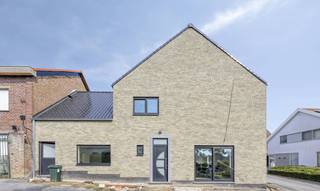 Dit prachtig en recent gerenoveerd huis staat te koop in het pittoreske Mater. De eigenaars hebben de zware renovatiewerken al voor u uitgevoerd. Het pand is reeds volledig gestript, vers gepleisterd en overal voorzien van een warme, hoogwaardige laminaatvloer. Dit biedt u als koper een enorm voordeel: u hoeft niet meer door het stof van een zware verbouwing, maar u krijgt wel de absolute vrijheid om de binnendeuren en uw ultieme droomkeuken nog volledig naar uw eigen persoonlijke stijl en smaak te kiezen.<br /><br />Wie ervoor kiest om dit huis te kopen, geniet bovendien van een uitstekende locatie: ultieme rust en landelijke charme, maar tegelijkertijd een zeer vlotte bereikbaarheid naar het centrum van Oudenaarde.<br /><br />INDELING:<br /><br />GELIJKVLOERS:<br />-Ruime inkomhal of gang;<br />-Toilet;<br />-Living;<br />-Eetruimte;<br />-Keukenruimte (voorzien van alle aansluitingen, volledig naar eigen smaak in te richten);<br />-Wasruimte met douche;<br />-Technische ruimte;<br />-Achteringang;<br />-Hobbyruimte;<br />-Kelder.<br /><br />1e VERDIEP:<br />-3 ruime slaapkamers;<br />-Volledig afgewerkte badkamer met inloopdouche, toilet en 2 wastafels;<br />-Grote hobbykamer.<br /><br />2e VERDIEP:<br />-Ruime en hoge zolder.<br /><br />BUITEN: <br />-2 garages; <br />-Grote tuin (dankzij de zuidwestelijke oriëntatie kunt u hier van de middag tot de late avond volop van de zon genieten).<br /><br />ALGEMENE INFO:<br />- Perceel: 1.420 m²;<br />- Oriëntatie: Zuid-West;<br />- EPC B;<br />- Verwarming: gas;<br />- Dubbel glas;<br />- 3-4 slaapkamers;<br />- Regenwaterput;<br />- 2 Garages.<br /><br /><br />EPC: 159 kWh/m² / UC: 20260629-0003906272-RES-1<br />EPC: 0 kWh/m²<br /><br />Bestuursmaatregelen in het maatregelenregister: nee