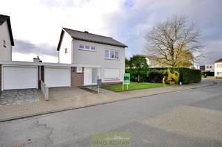 Deze op en top gerenoveerde woning treffen we in een rustige woonwijk te Eine, deelgemeente van Oudenaarde. Uitstekend gelegen met alle...