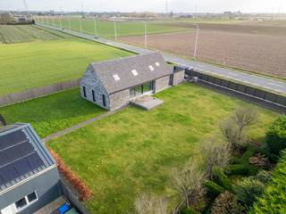 La maison, construite en 2019, a été conçue dans un souci de flexibilité et de durabilité. La conception modulaire permet d'ajouter facilement des espaces supplémentaires ou de modifier ou de supprimer des espaces existants. Parfait pour une famille qui s'agrandit ou qui souhaite personnaliser ses espaces de vie.<br /><br />3 chambres spacieuses<br />2 salles de bains modernes<br />Équipée d'énergie géothermique et de triple vitrage, une solution durable et économe en énergie pour le chauffage et la climatisation.<br />Les grandes fenêtres laissent entrer beaucoup de lumière naturelle et offrent une expérience de vie agréable.<br /><br />Entrepôt et bureaux impressionnants :<br />À côté de la maison se trouve un très grand entrepôt de pas moins de 200 m², idéal pour les entrepreneurs, les amateurs ou comme espace de stockage. L'espace de bureau de 50 m² offre un environnement professionnel pour travailler, rencontrer ou recevoir des clients. Cette combinaison de vie et de travail au même endroit rend ce bâtiment unique.<br /><br />Jardin et terrain<br />Le terrain de 4640 m² offre beaucoup d'espace et d'intimité. Que vous aimiez le jardinage, les activités de plein air ou que vous profitiez simplement de la paix et de l'espace, cette propriété a tout pour plaire.<br /><br />Pourquoi choisir cette propriété ?<br />Maison moderne et durable avec options d'agrandissement<br />Grands espaces de rangement et de travail, parfaits pour les indépendants<br />Situation calme à Deinze avec un grand terrain<br />Le chauffage géothermique pour un avenir économe en énergie<br />Vous recherchez une propriété alliant vie et travail sur un terrain spacieux ? N'hésitez pas et planifiez une visite au Kouter 253 à Deinze dès aujourd'hui !<br /><br />gestionnaire de fichiers, Amin Drif - 0493 25 46 78 - amin.drif@dewaele.com<br /><br />