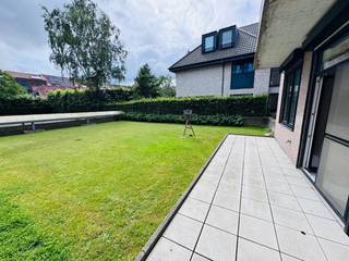 Op zoek naar comfortabel wonen op een centrale ligging mét een uitzonderlijke buitenruimte? Dan is dit charmante gelijkvloerse appartement in het hart van Sint-Kruis beslist een bezoek waard!<br />Het appartement geniet van een praktische indeling en werd deels vernieuwd, waardoor u meteen kunt genieten van hedendaags wooncomfort. Via de inkomhal komt u in de gezellige leefruimte met een vernieuwde open, volledig ingerichte keuken. Verder beschikt het appartement over een vernieuwde badkamer met douche en toilet, evenals twee ruime slaapkamers.<br />De absolute troef van deze eigendom is zonder twijfel de grote, zonnige en perfect georiënteerde tuin, waar u in alle rust kunt genieten van de zon en het buitenleven.<br />Daarnaast beschikt het appartement over een handige kelderberging. Een ondergrondse parkeerplaats kan afzonderlijk worden aangekocht.<br />Indeling: Inkomhal - Gezellige leefruimte - Vernieuwde open ingerichte keuken - Vernieuwde badkamer met douche en toilet - 2 ruime slaapkamers - Grote zongerichte tuin - Kelderberging (Mogelijkheid tot aankoop van een ondergrondse parkeerplaats)<br />Dit appartement combineert een centrale ligging, een praktische indeling en een uitzonderlijke tuin, wat het een ideale woonst maakt voor zowel eigen bewoning als investering.<br /><u><strong>Steeds te bezoeken na afspraak met ons kantoor:</strong></u><br />☎ 050/20.00.00<br />✉ info@myhomevastgoed.be