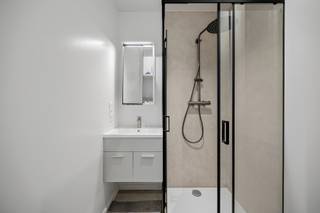 <span><strong>***alle informatie op www.connect-immo.be***</strong></span><br /><br /><strong>De Tiensestraat</strong><span> </span>ademt sfeer met zijn<span> </span><strong>heterogeen straatbeeld</strong>: enerzijds heb je de verschillende stijlen van historische gebouwen en anderzijds kan je er een combinatie vinden van woonhuizen, handelspanden en kantoren.<br /><br /><span>Niet alleen de leuke ligging van het pand is een troef maar ook de faciliteiten in de nabijheid zijn mooi meegenomen. Supermarkten, scholen, campussen, aula’s, faculteiten, printshops, apotheek… op wandel/ fietsafstand. Wil je graag een avondje stappen dan is de Oude Markt op wandelafstand. Ook voor een hapje en drankje ben je in de Parijsstraat/ Muntstraat/ Tiensestraat aan het juiste adres. Leuven zit vol met verborgen schatten en met een kot in de Tiensestraat zal het een dagelijkse ontdekking zijn.<br /></span><br /><span>Deze studentenresidentie is een </span><strong>vernieuwbouwproject</strong><span>. De renovatie wordt uitgevoerd met aandacht voor detail, afwerking en kwaliteitsvolle materiaalkeuze. Ook voldoet het gebouw aan </span><strong>de gevraagde strenge energiezuinigheidsnormen.</strong><span> De entiteiten zijn kamers eigen sanitair, dewelke volledig bemeubeld aangeboden worden. Bovendien is er </span><span>een gemeenschappelijke keuken aanwezig zodat studenten samen kunnen kokerellen! Een echte troef aan dit pand is de gemeenschappelijke buitenruimte, waar de studenten gezellig samen kunnen ontspannen!<br /></span><br /><span><strong><span>Interesse? Vraag je brochure op en plan uw bezoek in met onze Expert Investeringsvastgoed: Jacky@connect-immo.be of 0495 53 46 49</span><br /></strong></span><br /><span>EPC: 13 kWh/m2jaar - A label - 3010931</span><br /><strong>Verkoop onder het registratiestelsel</strong><br /><span>Wg, G</span><span>dv, Gvkr, Gvv</span>